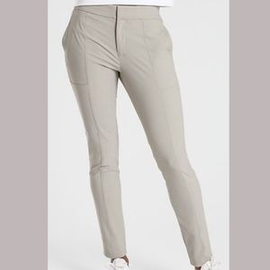 Athleta 8T Wander Stash Skinny Pant in light grey